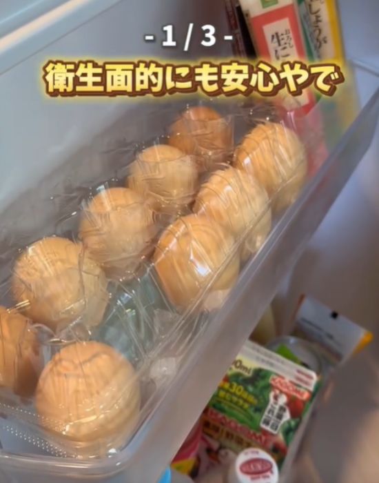 冷蔵庫の中の卵パック