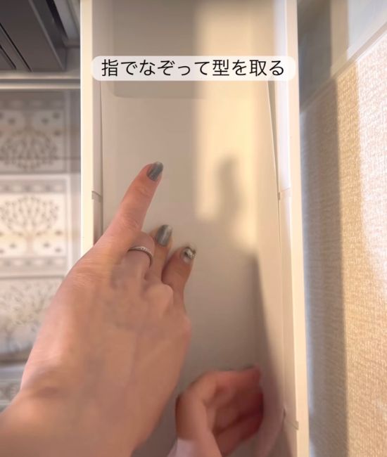 引き出しにコピー用紙を入れる様子