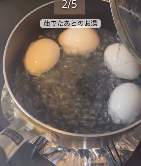 ゆで卵を作る様子