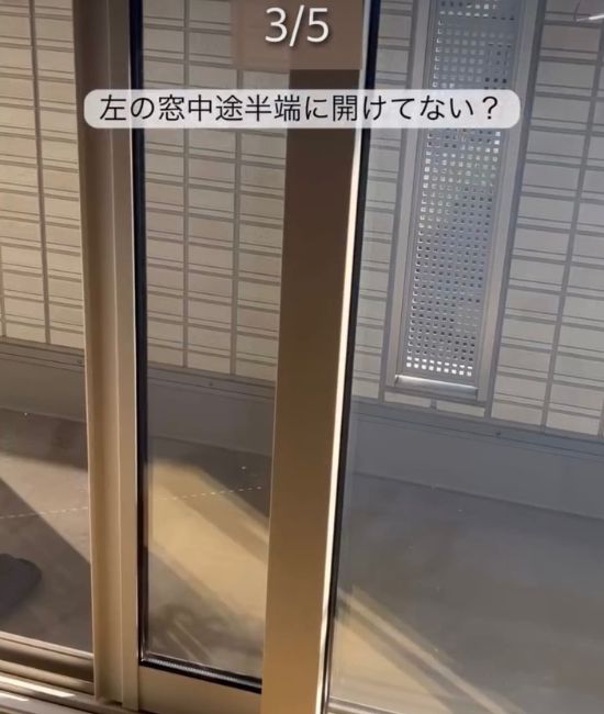 左側の窓を開ける様子