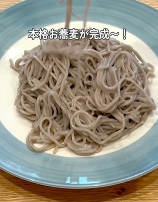 お皿に盛り付けたそば