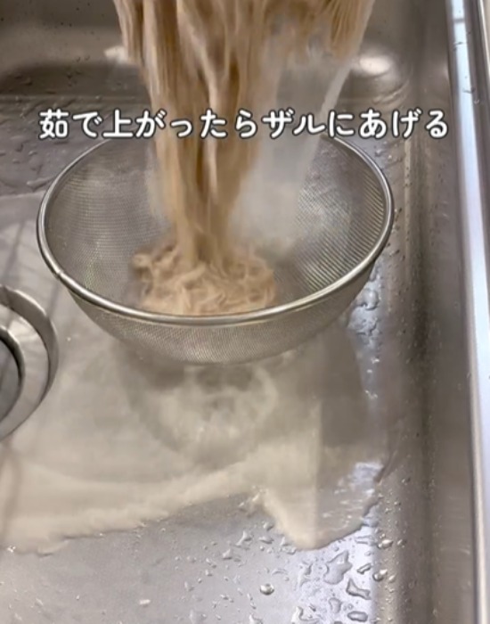 そばをザルに上げる様子