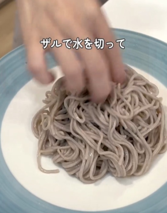 そばをお皿に盛り付ける様子