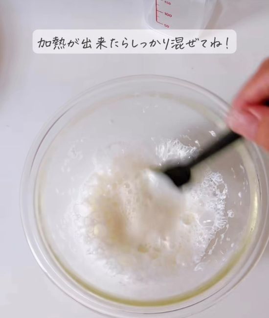 加熱したマシュマロを混ぜる様子