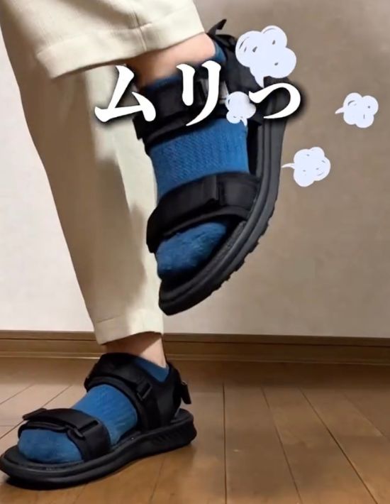 靴下を履いた状態でスポーツサンダルを履いている様子