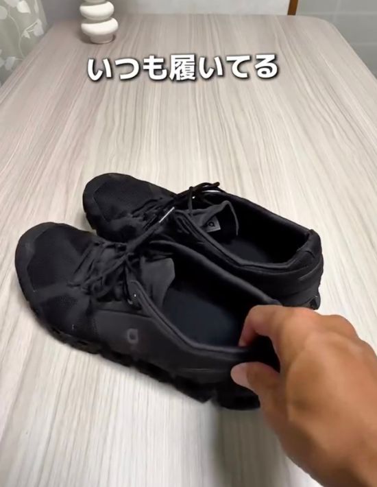 黒いスニーカーの写真