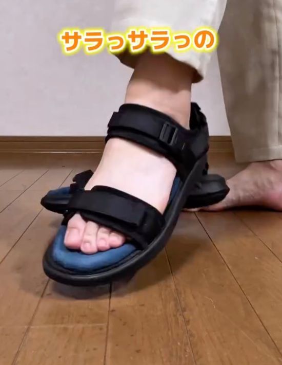 アンクルソックスをかぶせた中敷きを敷いたスポーツサンダルを履いた様子