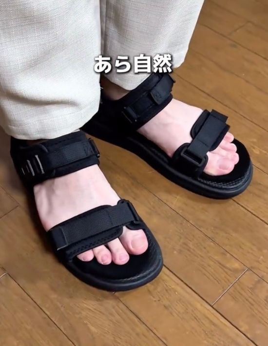 サンダルの色と中敷きにかぶせたアンクルソックスの色を合わせた状態でスポーツサンダルを履いた様子