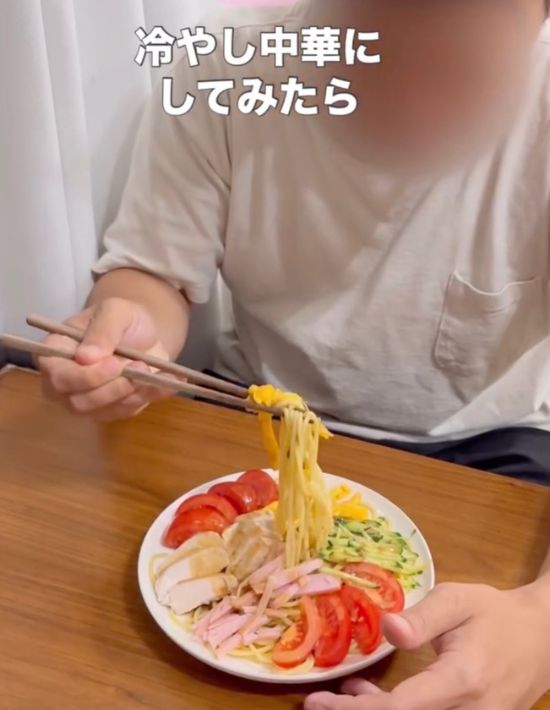 男性が冷やし中華を食べようとしている様子