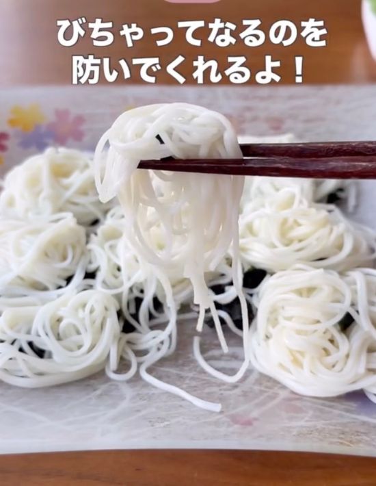 そうめんを箸で持ち上げた様子