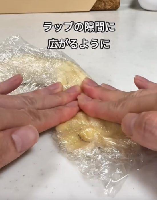 ラップで包んだバナナを潰す様子