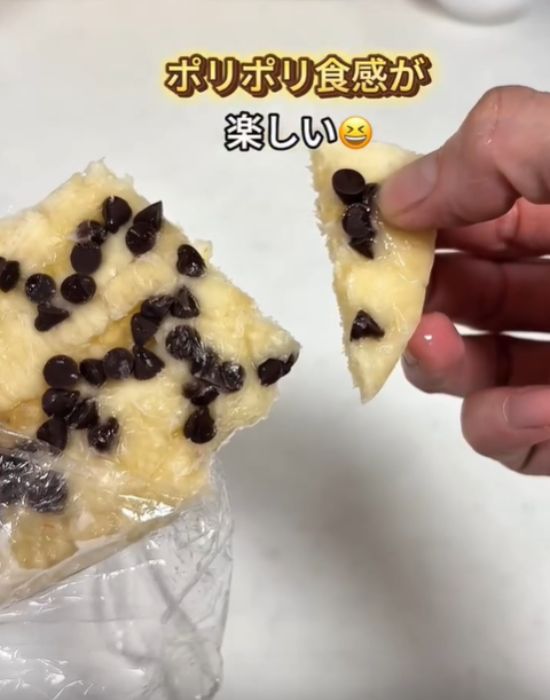 潰した状態でチョコチップをトッピングして冷凍したバナナ