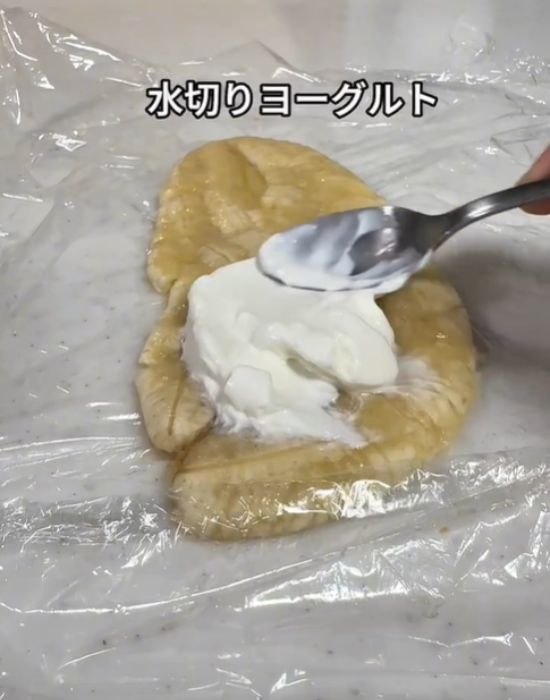 潰した冷凍バナナの上に水切りヨーグルトをのせる様子