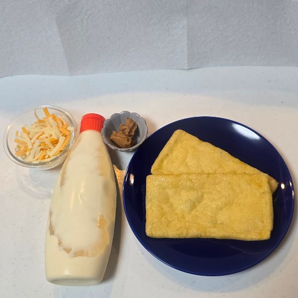 『うす揚げピザ』の材料を並べた様子