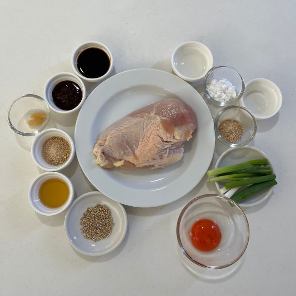 『鶏胸肉のユッケ風』の材料を並べた写真