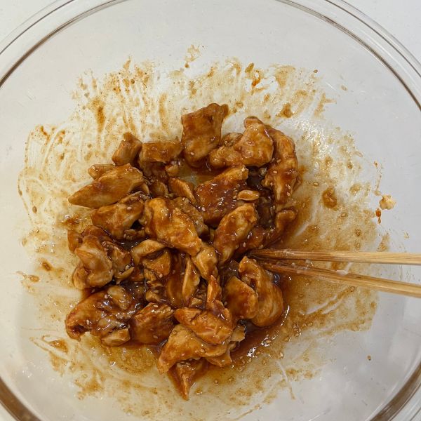 鶏胸肉にたれをしっかりと絡ませた様子
