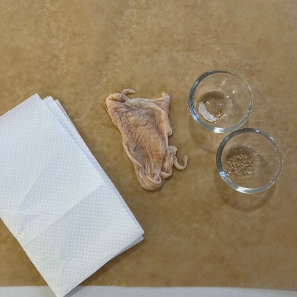 『鶏皮せんべい』の材料を並べた写真