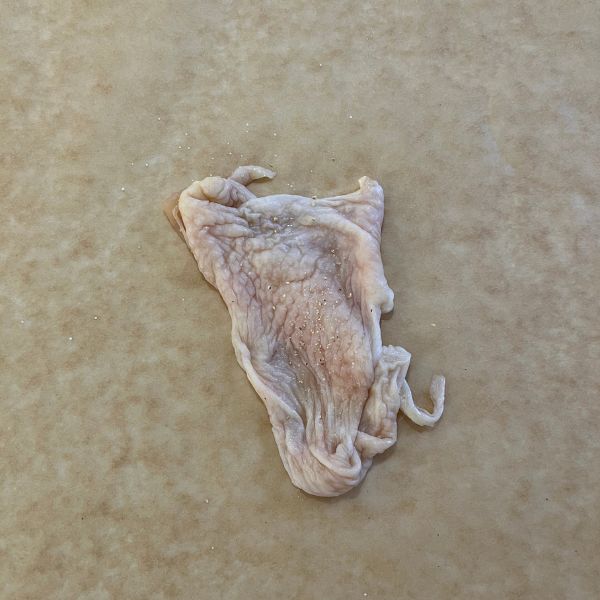 塩コショウして広げた鶏皮の様子