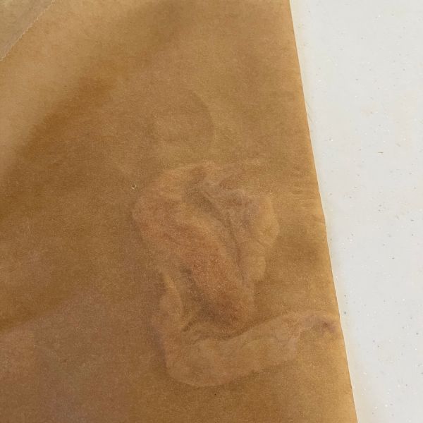 クッキングシートで鶏皮をはさんだ様子