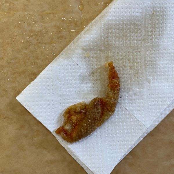 カリカリになった鶏皮の余分な油をキッチンペーパーで吸った様子