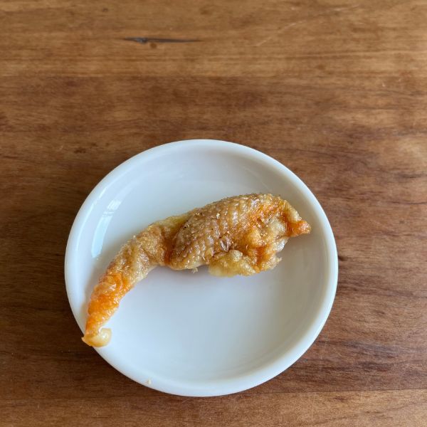完成した『鶏皮せんべい』を小皿にのせた様子