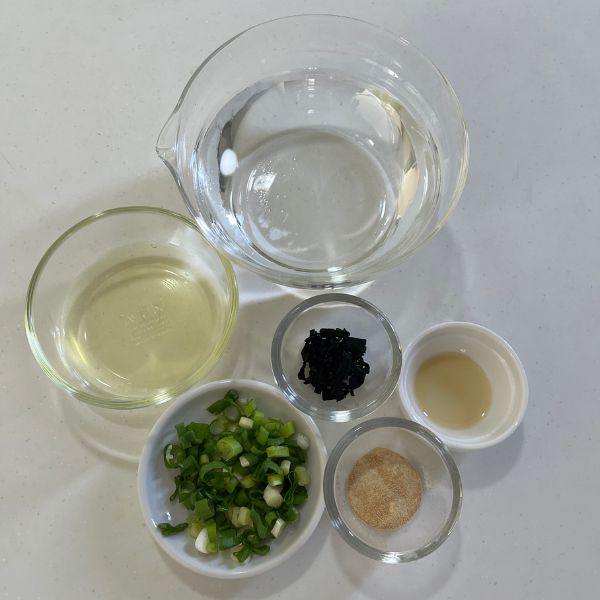 『卵白スープ』の材料を並べた写真