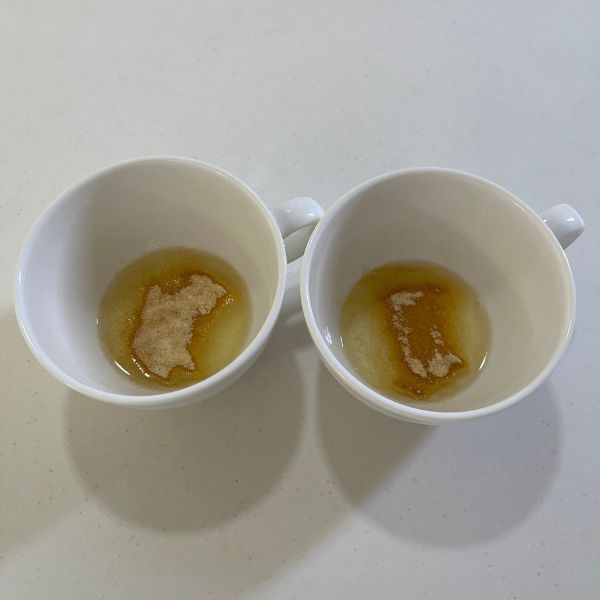 カップに卵白と鶏がらスープのもとを入れた様子