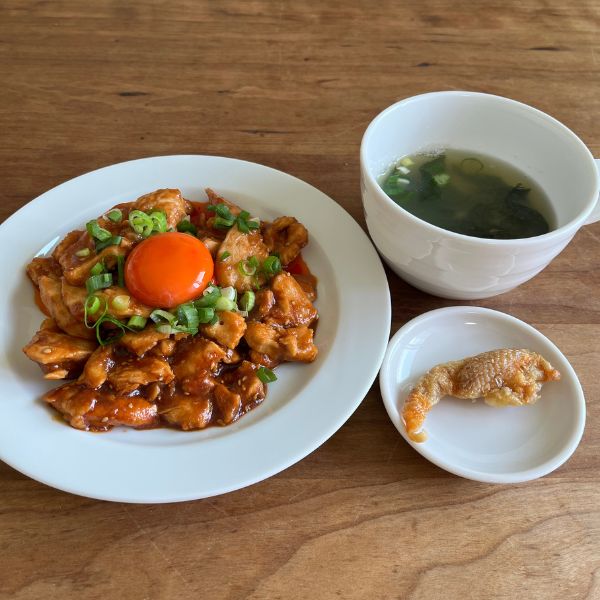 完成した『鶏胸肉のユッケ風』と『鶏皮せんべい』と『卵白スープ』を並べた様子