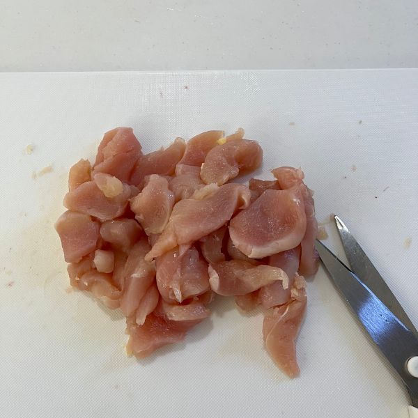 鶏胸肉をキッチンばさみで細切りにした様子