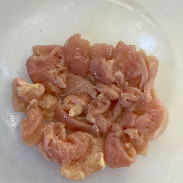 ボウルで片栗粉を馴染ませた鶏胸肉の写真
