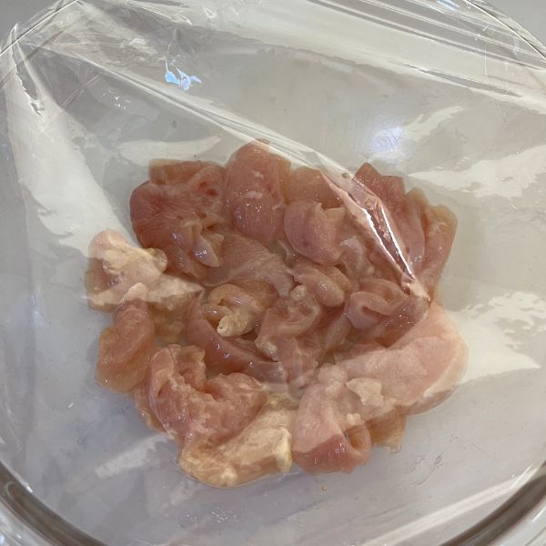 鶏胸肉を入れたボウルにラップをかけた様子