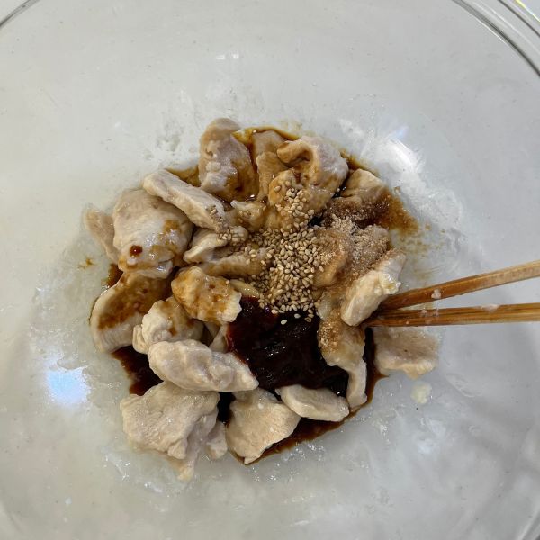 加熱した鶏胸肉の入ったボウルに混ぜ合わせたたれを入れた様子