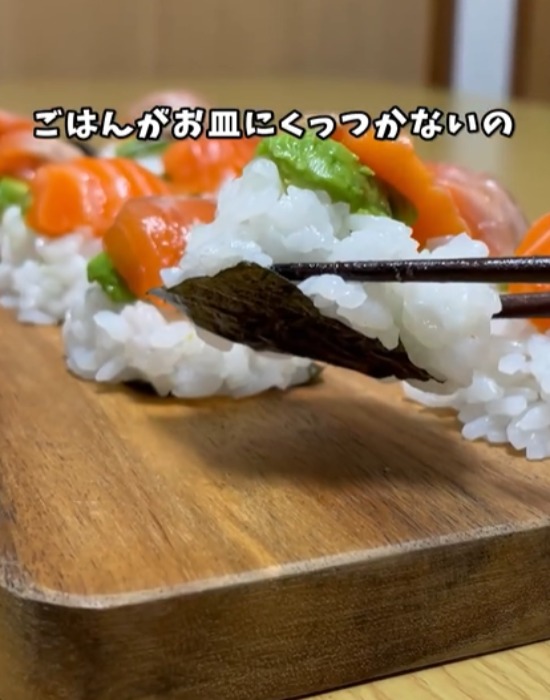 箸でてまり寿司を取る様子