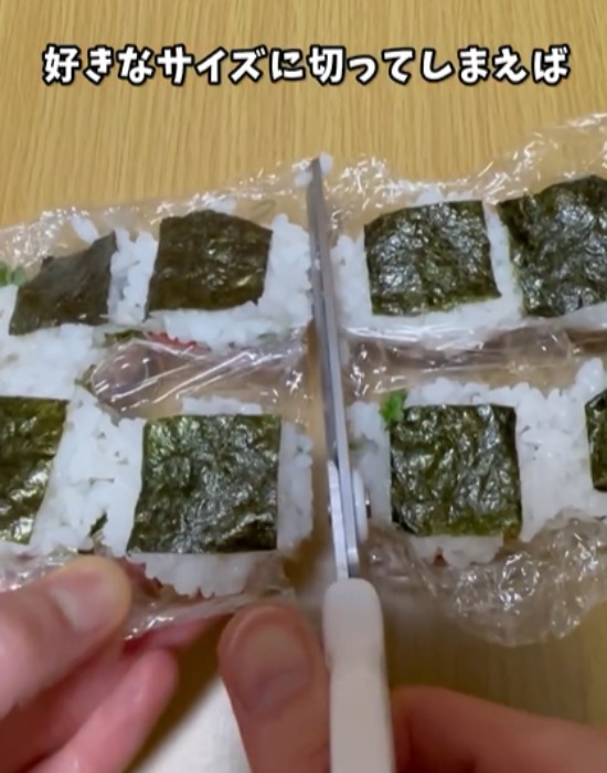 具材の入った卵パックをハサミで切る様子