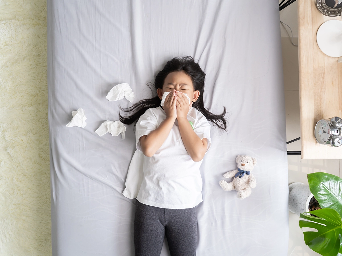 カビの生えた部屋で寝るとどうなる?赤ちゃんや家族の健康を守る対処法を解説