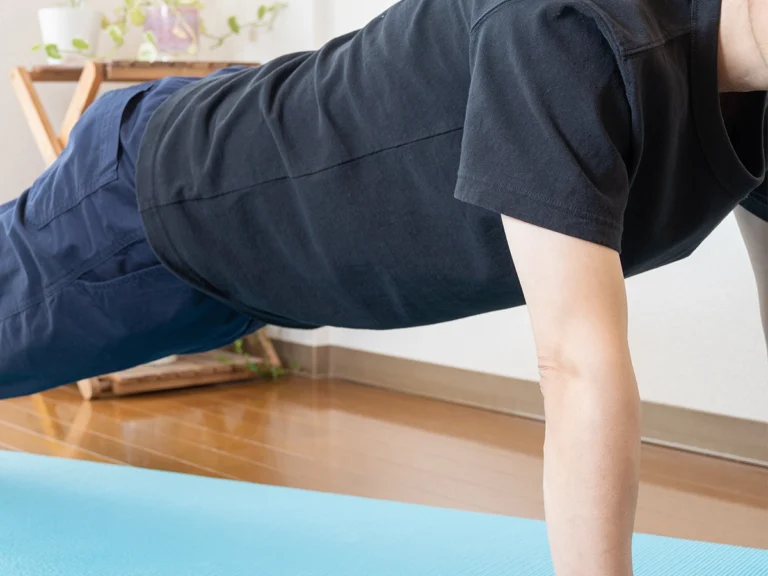 筋トレだけで痩せることは可能?自宅でできるトレーニングや注意点を解説