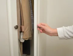服のカビ臭の原因は？誰でもできる５つの対処法や予防策３選を解説
