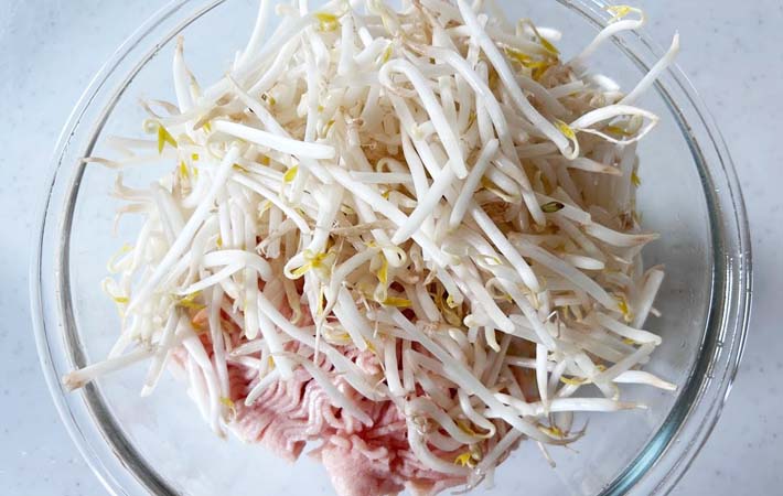 『もやし入り鶏つくね』を作る写真