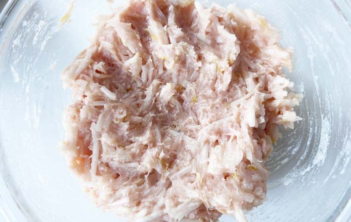『もやし入り鶏つくね』を作る写真