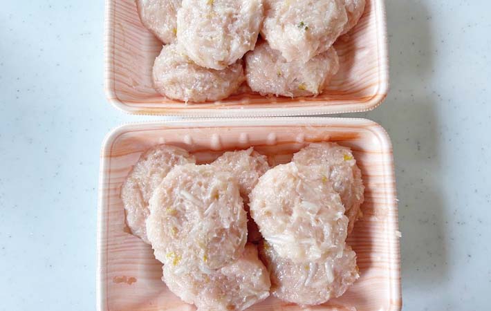 『もやし入り鶏つくね』を作る写真