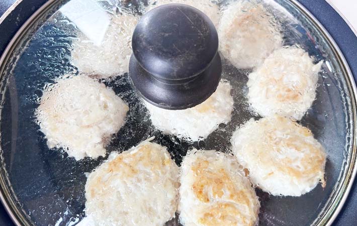 『もやし入り鶏つくね』を作る写真