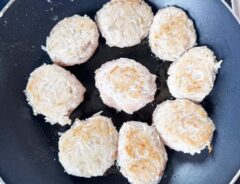 『もやし入り鶏つくね』を作る写真