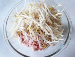 『もやし入り鶏つくね』を作る写真