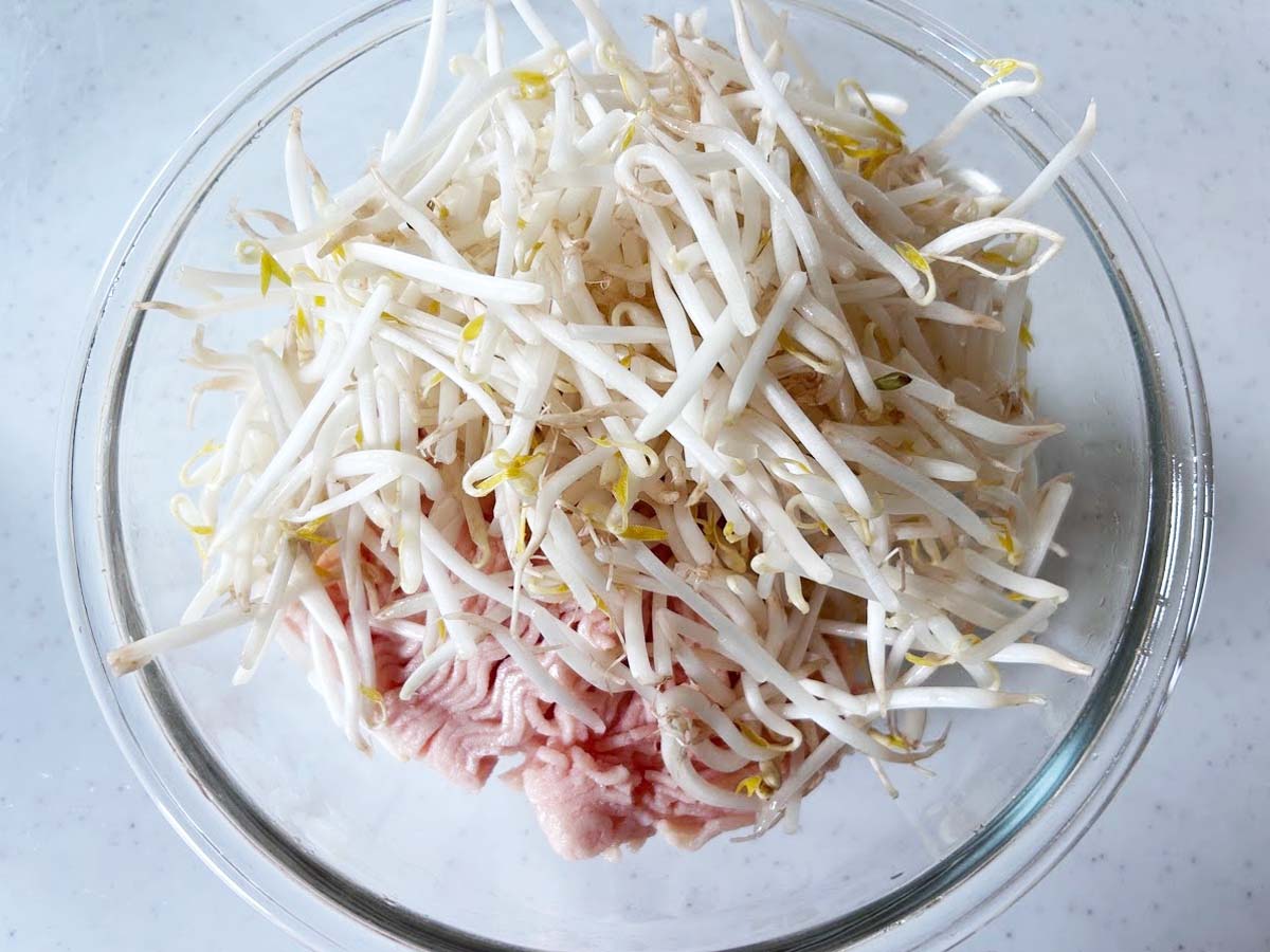 『もやし入り鶏つくね』を作る写真
