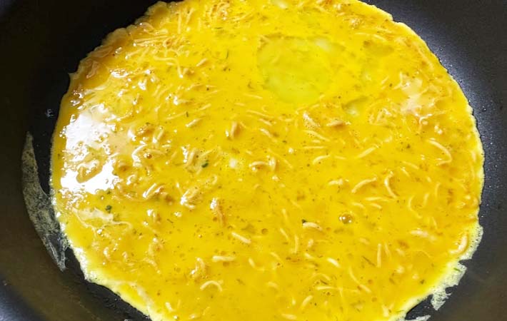 『ベビースターオープンオムレツ』を作る写真