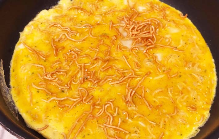 『ベビースターオープンオムレツ』を作る写真