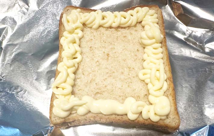 『とろーりたまごのマヨトースト』を作る写真