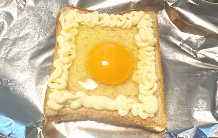 『とろーりたまごのマヨトースト』を作る写真