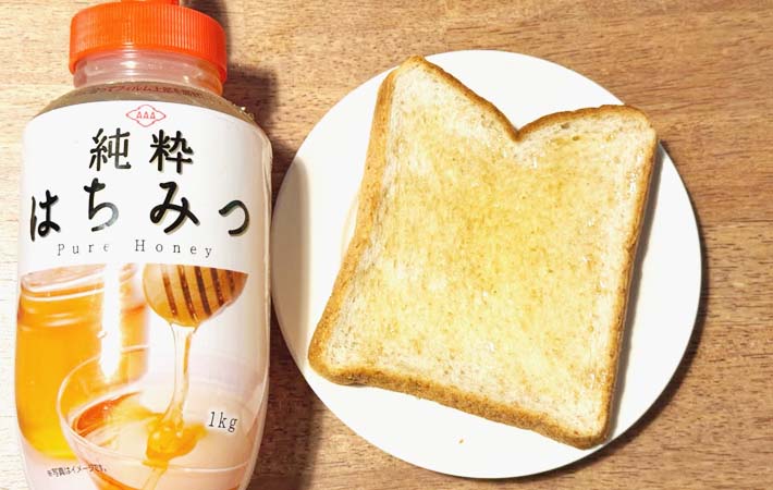 『ハニーマヨトースト』を作る写真