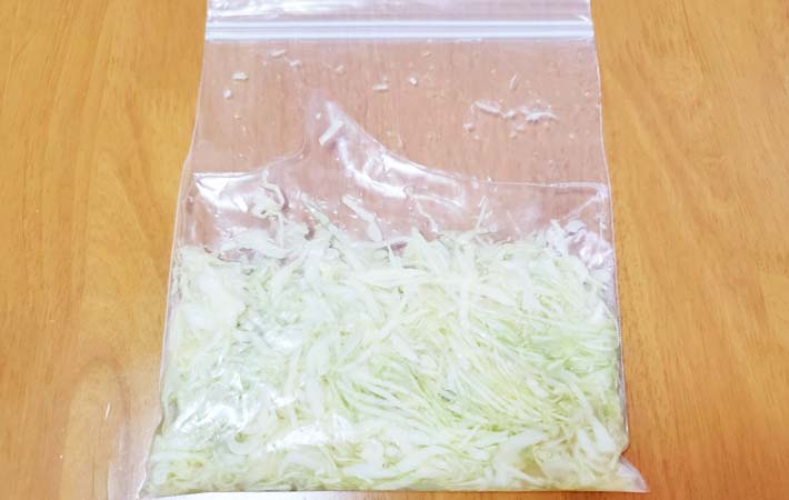『せん切りキャベツのだし漬け』を作る写真